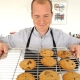 Nicolai Tram viser bagte cookies frem